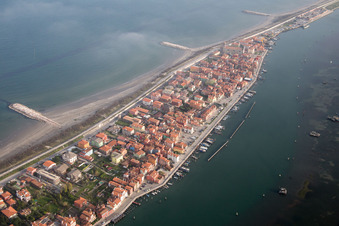 Vue sur la côte de la mer Méditerranée à San Vito dans le département Vénétie, Italie d'en haut