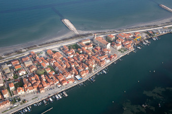 Vue sur la côte de la mer Méditerranée à San Vito dans le département Vénétie, Italie hors des airs
