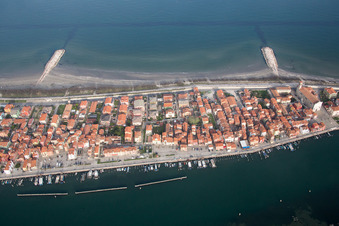 Vue sur la côte de la mer Méditerranée à San Vito dans le département Vénétie, Italie vue d'en haut