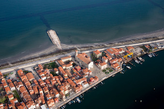 Vue oblique de Vue de la côte méditerranéenne à San Vito à Venedig dans le département Metropolitanstadt Venedig, Italie