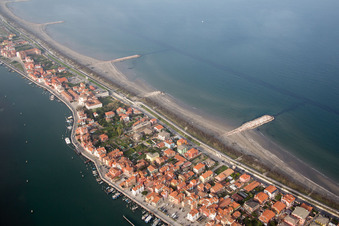 Vue sur la côte de la mer Méditerranée à San Vito dans le département Vénétie, Italie depuis l'avion