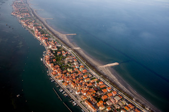 Vue de la côte méditerranéenne à San Vito à Venedig dans le département Metropolitanstadt Venedig, Italie d'en haut