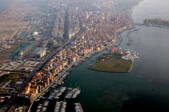 Vue aérienne de Surface de l'eau sur la côte méditerranéenne à Chioggia dans le département Metropolitanstadt Venedig, Italie