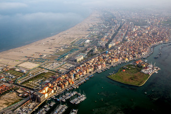 Photographie aérienne de Surface de l'eau sur la côte méditerranéenne à Chioggia dans le département Metropolitanstadt Venedig, Italie