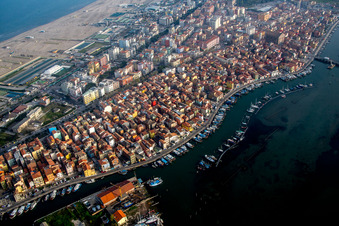 Vue aérienne de Installations portuaires sur la côte maritime de la lagune de Venise dans le district de Sottomarina à Chioggia dans le département Metropolitanstadt Venedig, Italie