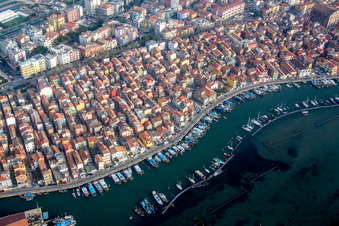 Vue aérienne de Installations portuaires sur la côte maritime de la lagune de Venise dans le district de Sottomarina à Chioggia dans le département Metropolitanstadt Venedig, Italie