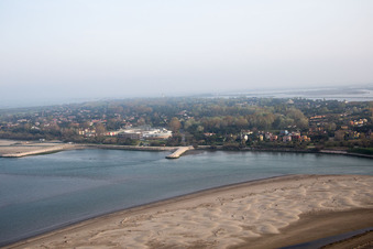 Vue aérienne de Isola Albarella dans le département Vénétie, Italie