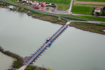 Vue aérienne de Rivière - structure du pont Po di Gora à Gorino Veneto à Goro dans le département Ferrara, Italie