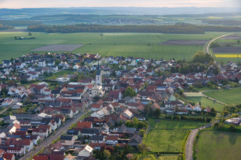 Vue aérienne de Champs agricoles et terres agricoles à Grettstadt dans le département Bavière, Allemagne