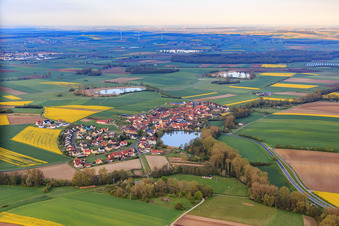 Vue aérienne de Lac du village à le quartier Mönchstockheim in Sulzheim dans le département Bavière, Allemagne