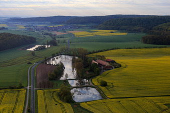 Vue aérienne de Hofsee à le quartier Geusfeld in Rauhenebrach dans le département Bavière, Allemagne