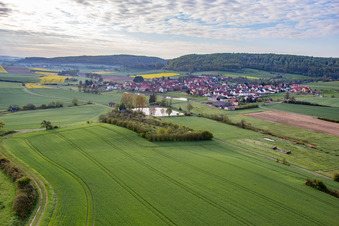 Vue aérienne de Hofsee vu de l'est à le quartier Geusfeld in Rauhenebrach dans le département Bavière, Allemagne