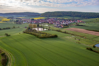 Vue aérienne de Hofsee vu de l'est à le quartier Geusfeld in Rauhenebrach dans le département Bavière, Allemagne