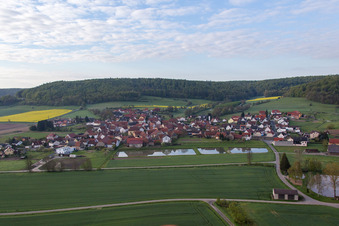 Vue aérienne de Champs agricoles et terres agricoles à le quartier Geusfeld in Rauhenebrach dans le département Bavière, Allemagne