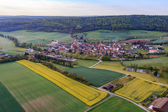 Vue aérienne de Vue du village sur la Rauhe Ebrach depuis le nord à le quartier Wustviel in Rauhenebrach dans le département Bavière, Allemagne