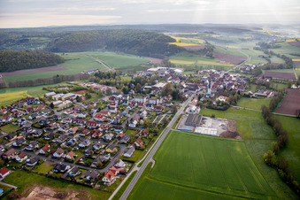 Vue aérienne de Vue des rues et des maisons dans les quartiers résidentiels à le quartier Untersteinbach in Rauhenebrach dans le département Bavière, Allemagne