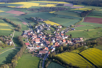 Vue aérienne de De l'est à le quartier Theinheim in Rauhenebrach dans le département Bavière, Allemagne