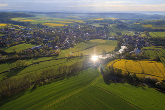 Vue aérienne de Vue du village sur la Rauhe Ebrach depuis l'ouest à le quartier Schönbrunn in  Steigerwald in Schönbrunn im Steigerwald dans le département Bavière, Allemagne