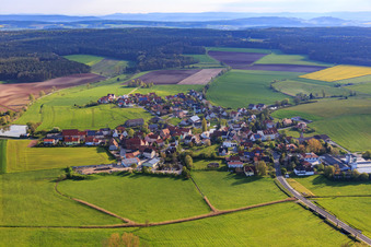 Vue aérienne de Vue du village depuis le sud-ouest à le quartier Grasmannsdorf in Burgebrach dans le département Bavière, Allemagne