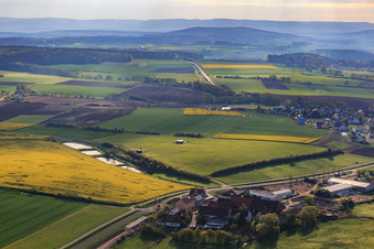 Vue aérienne de Ranch Green Ground à le quartier Oberharnsbach in Burgebrach dans le département Bavière, Allemagne
