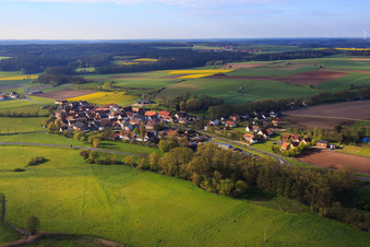 Vue aérienne de Vue du village depuis le nord-ouest à le quartier Unterneuses in Burgebrach dans le département Bavière, Allemagne