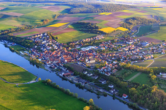 Vue aérienne de Vue du village sur les rives du Main depuis le nord à Wipfeld dans le département Bavière, Allemagne
