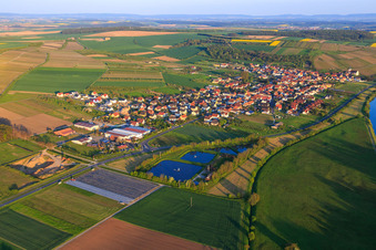 Vue aérienne de Vue du village sur les rives du Main depuis le nord à le quartier Stammheim in Kolitzheim dans le département Bavière, Allemagne
