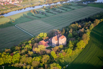 Vue aérienne de Complexe du château de Klingenberg sur les rives du Main à Wipfeld dans le département Bavière, Allemagne