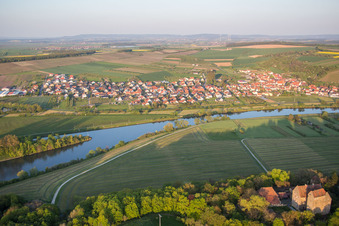Vue aérienne de Les rives du Main à le quartier Stammheim in Kolitzheim dans le département Bavière, Allemagne