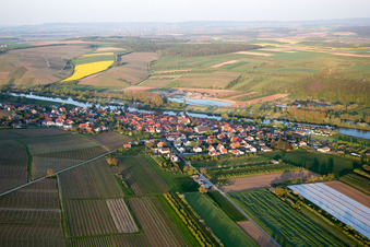 Vue aérienne de Les rives du Main à le quartier Obereisenheim in Eisenheim dans le département Bavière, Allemagne