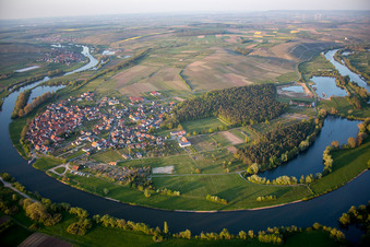 Vue aérienne de Boucle courbe des berges de la boucle principale à Fahr à Volkach à le quartier Fahr in Volkach dans le département Bavière, Allemagne