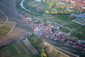 Vue aérienne de Camping à le quartier Escherndorf in Volkach dans le département Bavière, Allemagne