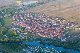 Vue aérienne de Paysage viticole des régions viticoles à Nordheim am Main dans le département Bavière, Allemagne