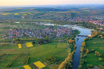 Vue aérienne de Vue de la ville dans la boucle principale depuis le sud à le quartier Astheim in Volkach dans le département Bavière, Allemagne