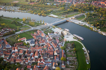 Vue aérienne de Jetée avec bateaux d'excursion sur le Main devant le pont principal Volkach à le quartier Astheim in Volkach dans le département Bavière, Allemagne