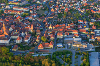 Vue aérienne de Vieille ville avec Saint-Barthélemy et la Tour des Voleurs à Volkach dans le département Bavière, Allemagne