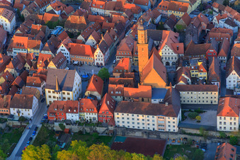 Vue aérienne de Vieille ville avec place du marché, hôtel de ville et Saint-Barthélemy à Volkach dans le département Bavière, Allemagne