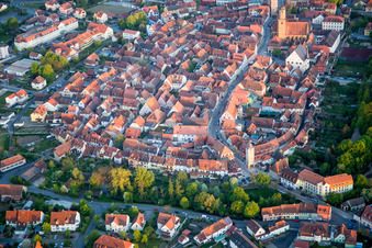 Vue oblique de Quartier de la vieille ville et centre-ville à Volkach dans le département Bavière, Allemagne