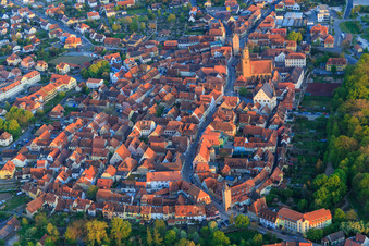 Photographie aérienne de Vieille ville historique vue du nord-ouest à Volkach dans le département Bavière, Allemagne