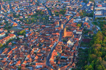 Vue oblique de Vieille ville historique vue du nord-ouest à Volkach dans le département Bavière, Allemagne