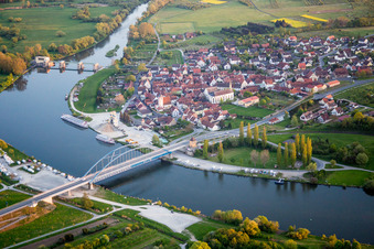 Vue aérienne de Rivière - Structure de pont sur le Main entre Astheim et Volkach dans l'état à le quartier Astheim in Volkach dans le département Bavière, Allemagne