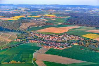 Vue aérienne de Vue du village depuis l'ouest à le quartier Obervolkach in Volkach dans le département Bavière, Allemagne