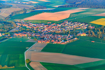 Vue aérienne de Vue du village depuis l'ouest à le quartier Obervolkach in Volkach dans le département Bavière, Allemagne