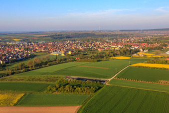 Vue aérienne de Vue de la ville depuis le nord-est à Volkach dans le département Bavière, Allemagne