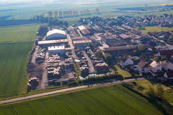 Vue aérienne de Zone commerciale à le quartier Unterspiesheim in Kolitzheim dans le département Bavière, Allemagne