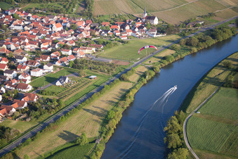 Vue aérienne de Les rives du Main avec bateau de sport et parapente à le quartier Stammheim in Kolitzheim dans le département Bavière, Allemagne