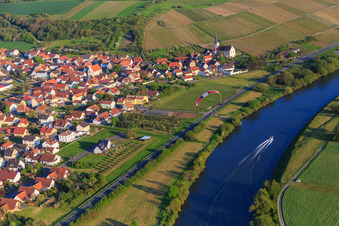 Vue aérienne de Vue du village sur les rives du Main depuis le nord avec Saint-Barthélemy à le quartier Stammheim in Kolitzheim dans le département Bavière, Allemagne