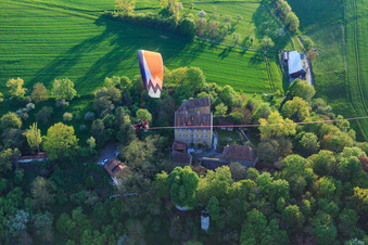 Vue aérienne de Château de Klingenberg avec parapente à Wipfeld dans le département Bavière, Allemagne