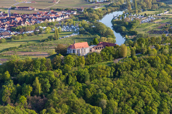 Vue aérienne de Vogelsburg et Mariä Schutz à le quartier Escherndorf in Volkach dans le département Bavière, Allemagne