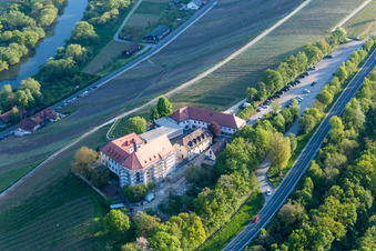 Vue aérienne de Paysage viticole Mainhang au Vogelsburg et à l'église de la Protection de Marie Marker à le quartier Escherndorf in Volkach dans le département Bavière, Allemagne